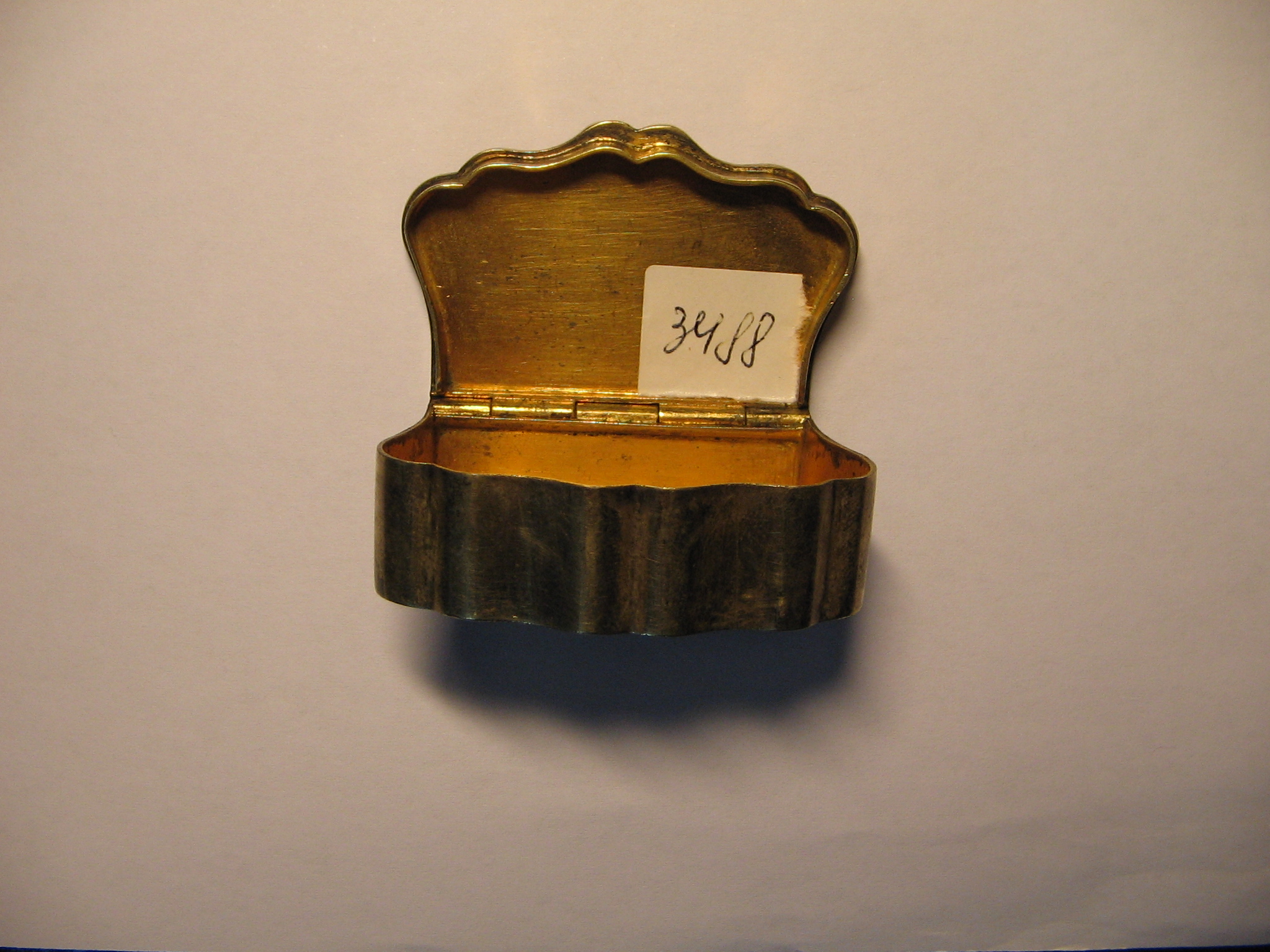 Бомбоньєрка для нюхального тютюну Золото 585 проби. На кришці монограма, зверху корона "Tteresa" клеймо, інв.№ 3488