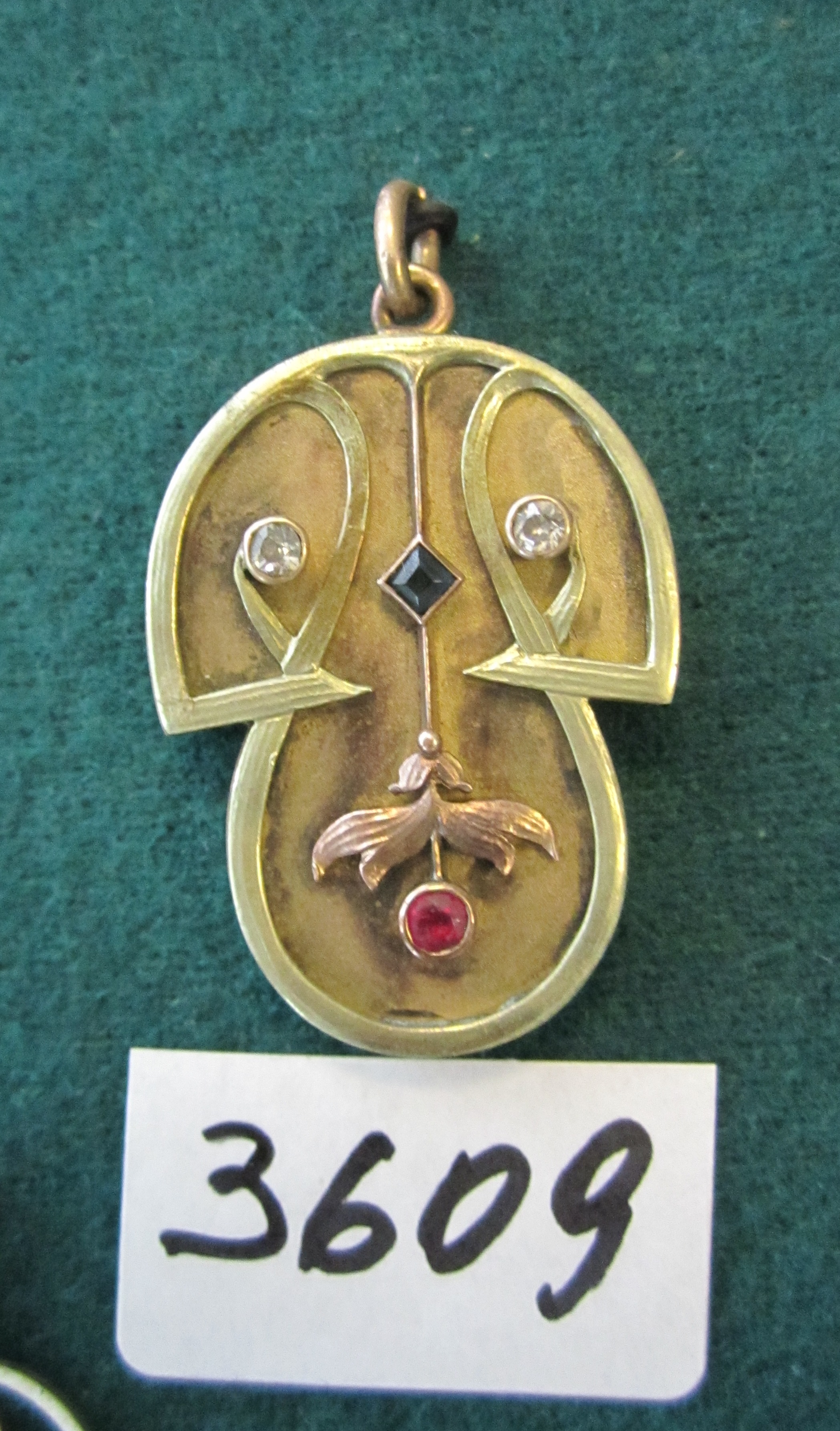 Медальйон у вигляді гриба.  3-х кольорове золото, два діаманта, сапфір, рубін.  Клейма Г.Ш. - майстер Шматов Гавриїл, інв.№ 3609