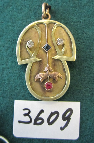 Медальйон  у вигляді гриба.  3-х кольорове золото, два діаманта, сапфір, рубін.  Клейма Г.Ш. - майстер Шматов Гавриїл, інв.№ 3609