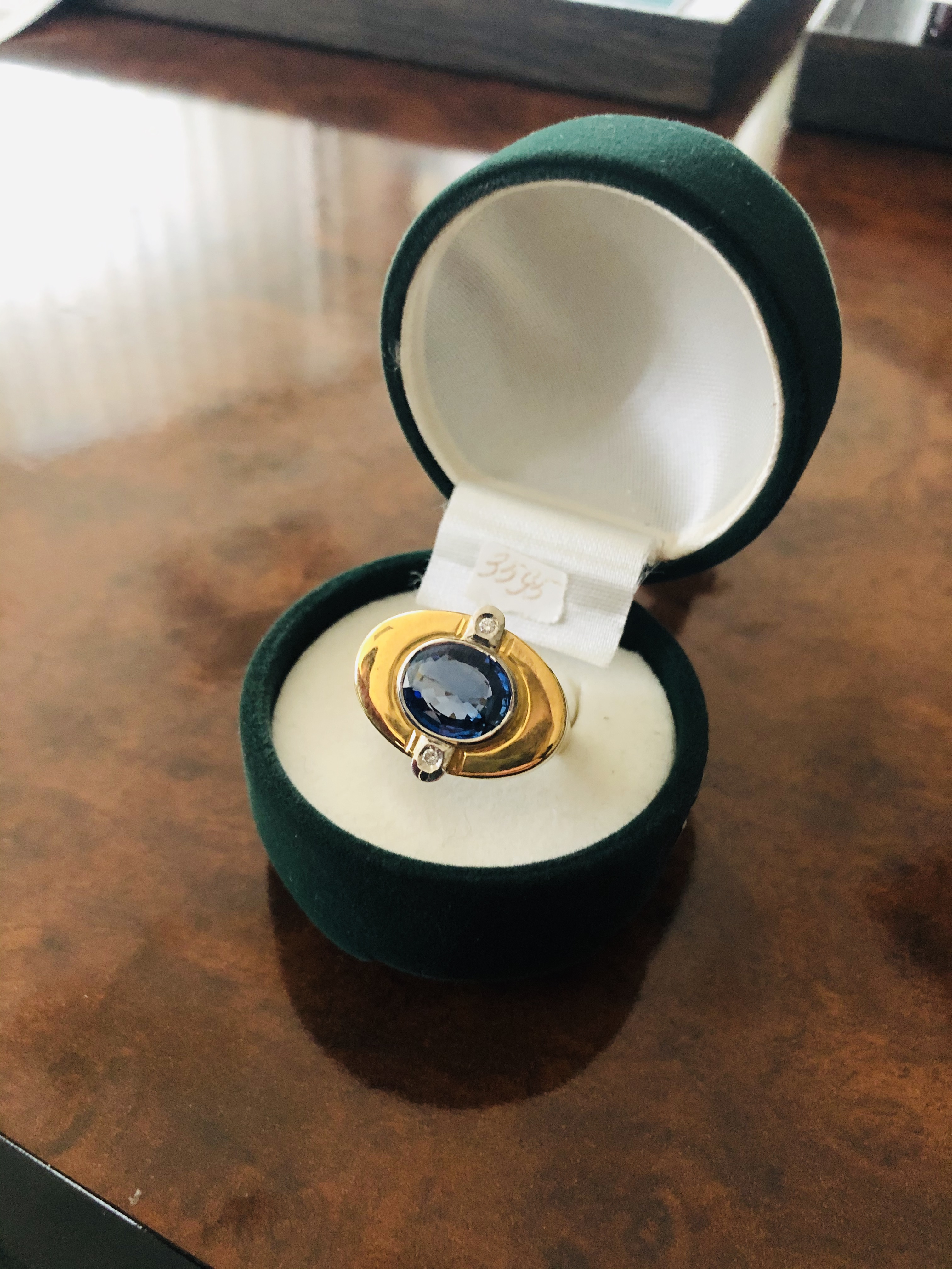 Золотий перстень, прикрашений сапфірами та діамантами, 750 проба. Виготовлено на Львівській  ювелірній фабриці, інв.№  3595