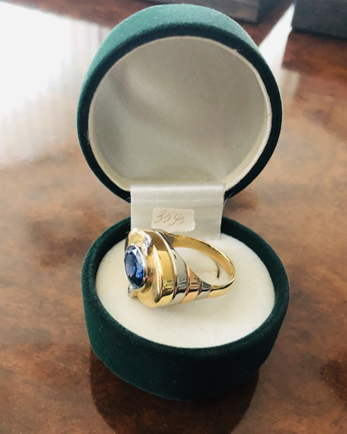 Золотий перстень, прикрашений сапфірами  та діамантами, 750 проба. Виготовлено на Львівській  ювелірній фабриці, інв.№  3595